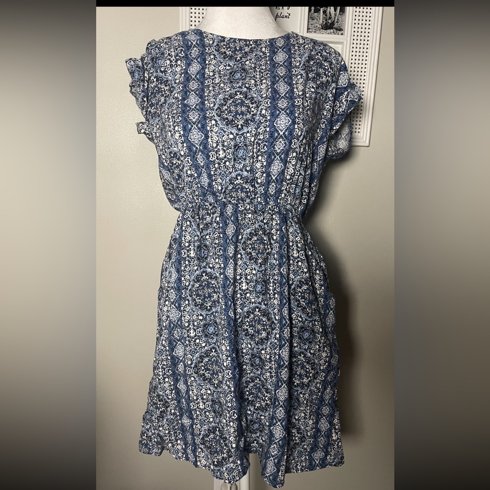 Pink Rose Midi Dress with Cut Out in Back. Has Pockets!!! Size Small